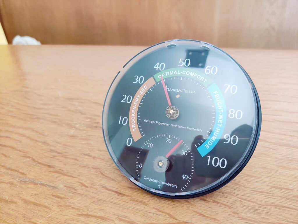 Lantelme 4127 Hygrometer auf Sttandfuß von vorne
