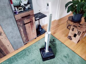 Tineco Floor One i7 Fold Premium Nass-Trockensauger im Ladedock