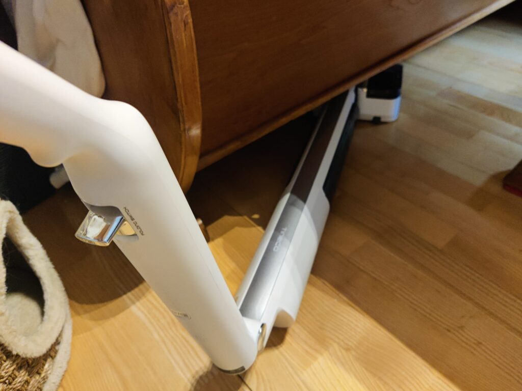Tineco Floor One i7 Fold Premium Nass-Trockensauger Reinigen unter Möbeln