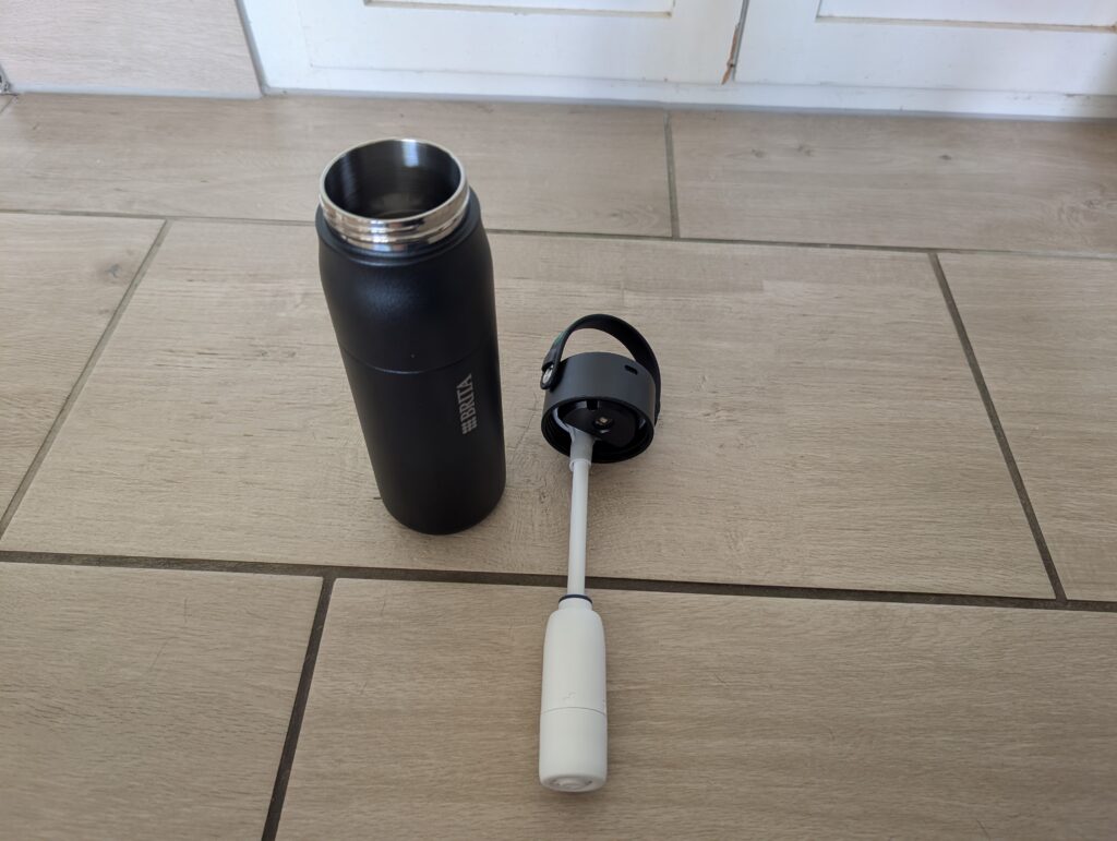 BRITA LARQ iQ Trinkflasche mit Wasserfilter Deckel abgeschraubt