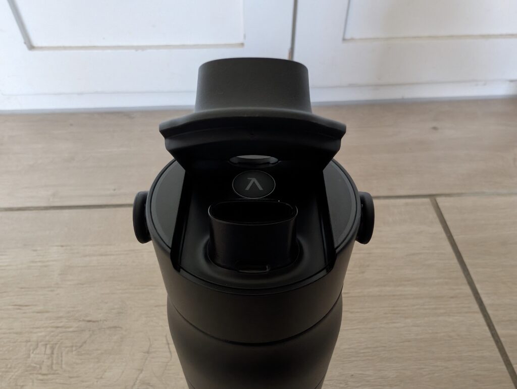 BRITA LARQ iQ Trinkflasche mit Wasserfilter Deckel geöffnet