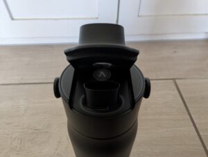 BRITA LARQ iQ Trinkflasche mit Wasserfilter Deckel geöffnet