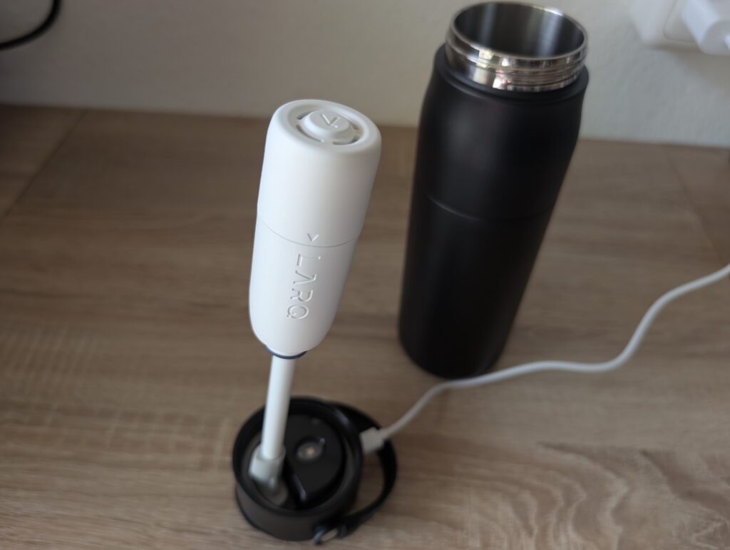 BRITA LARQ iQ Trinkflasche mit Wasserfilter Deckel mit Trinkhalm und Kartusche