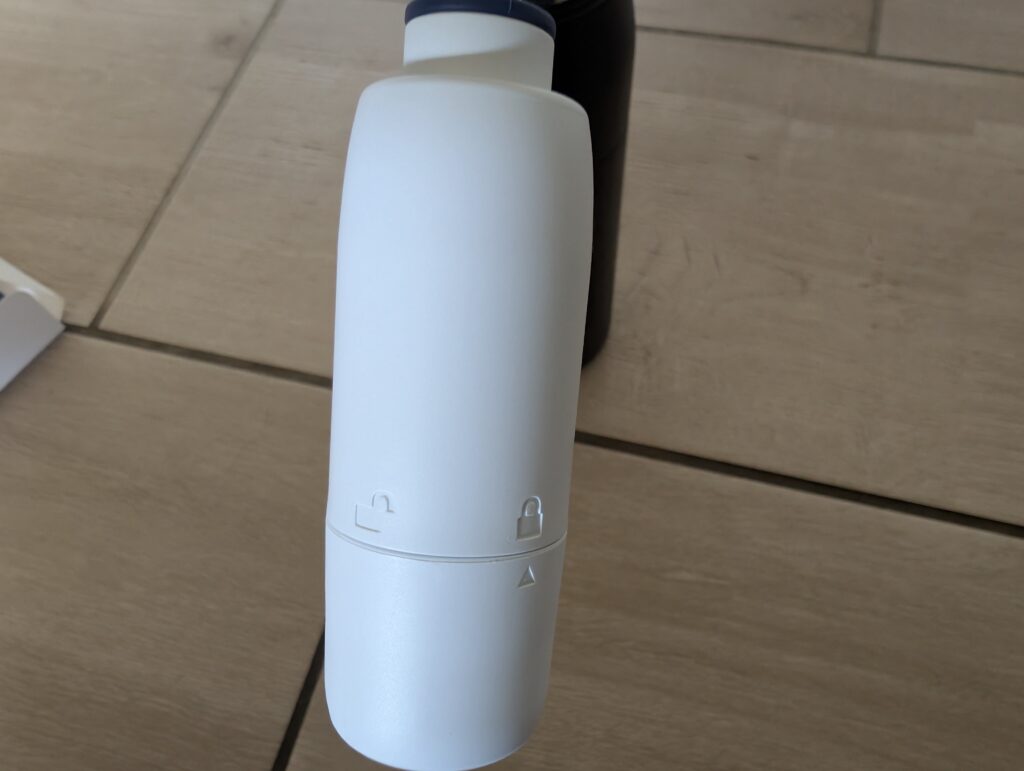 BRITA LARQ iQ Trinkflasche mit Wasserfilter Filtergehäuse am Trinkhalm