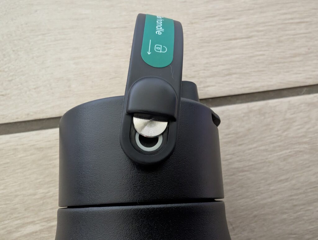 BRITA LARQ iQ Trinkflasche mit Wasserfilter Henkelbefestigung Detail