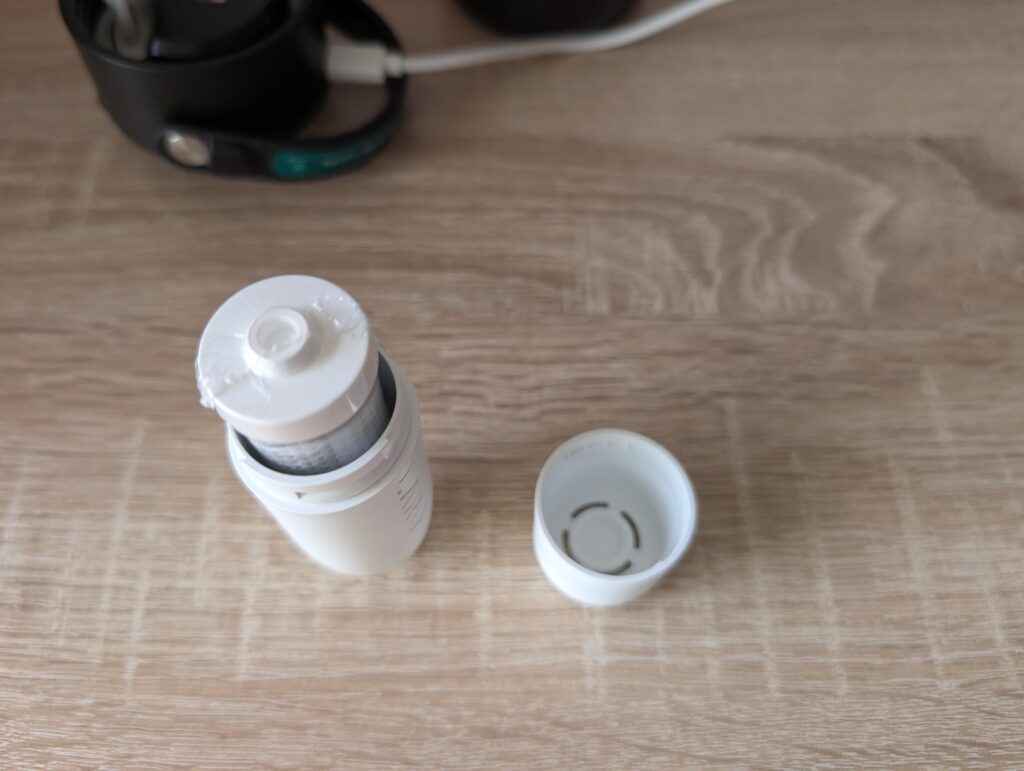 BRITA LARQ iQ Trinkflasche mit Wasserfilter Kartusche in Gehäuse