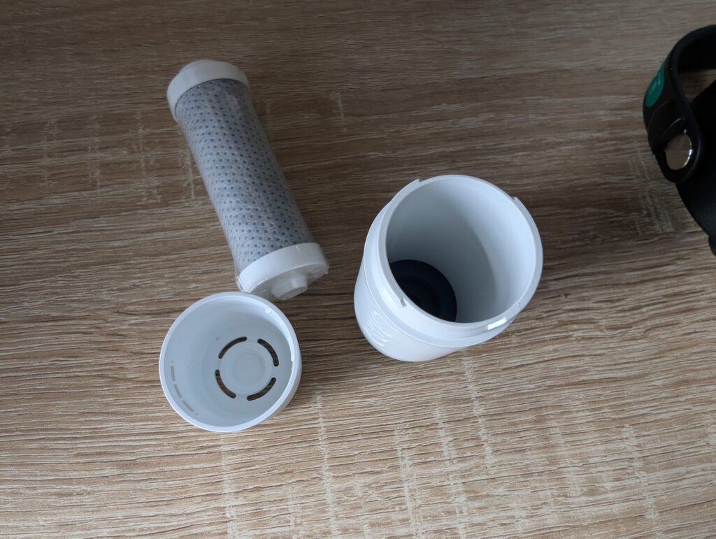 BRITA LARQ iQ Trinkflasche mit Wasserfilter Kartusche und Gehäuse