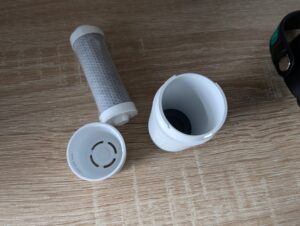 BRITA LARQ iQ Trinkflasche mit Wasserfilter Kartusche und Gehäuse