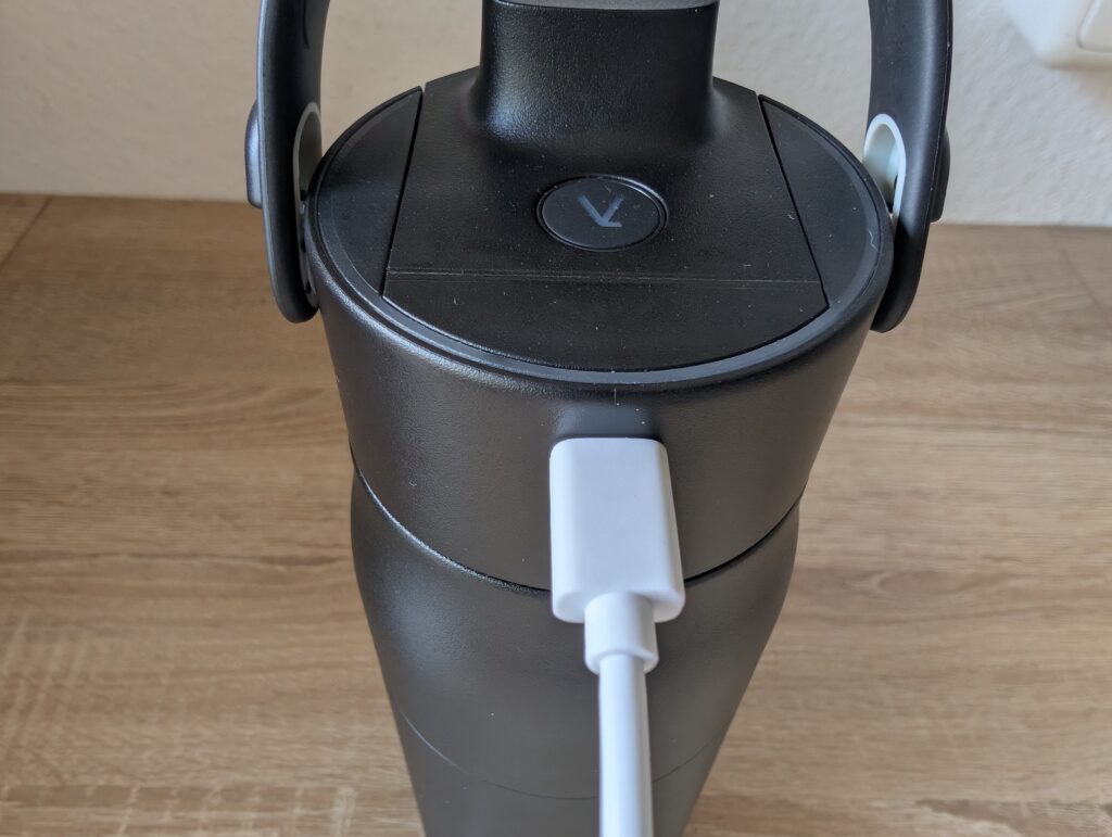BRITA LARQ iQ Trinkflasche mit Wasserfilter Ladekabel verbunden