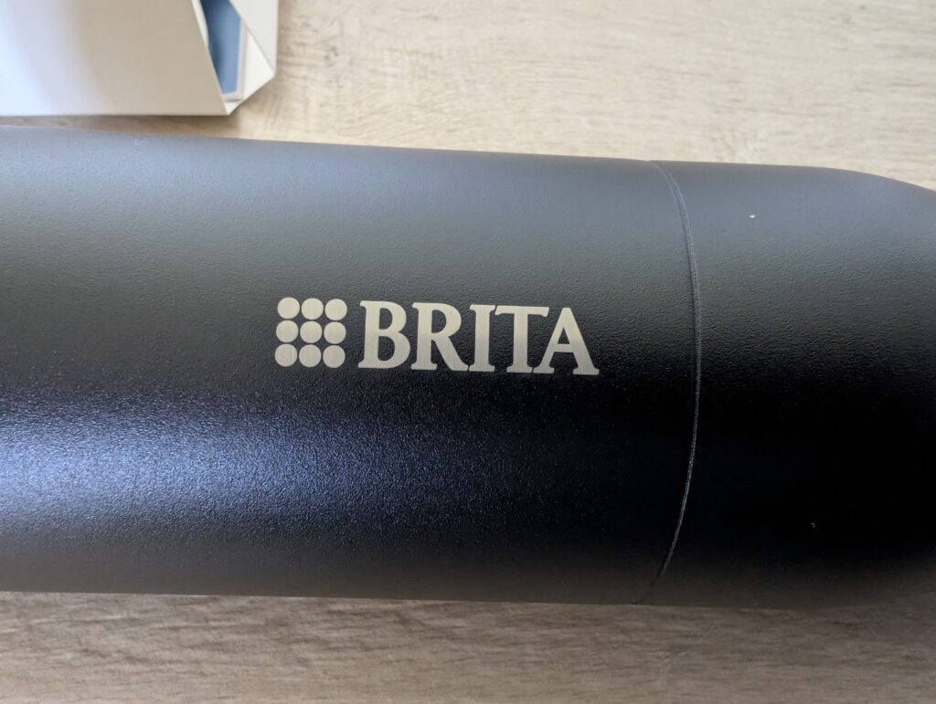 BRITA LARQ iQ Trinkflasche mit Wasserfilter Logo auf der Flasche