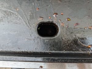Char-Broil Griddle 3400 Gasgrill Fettwannenöffnung nach dem Grillen