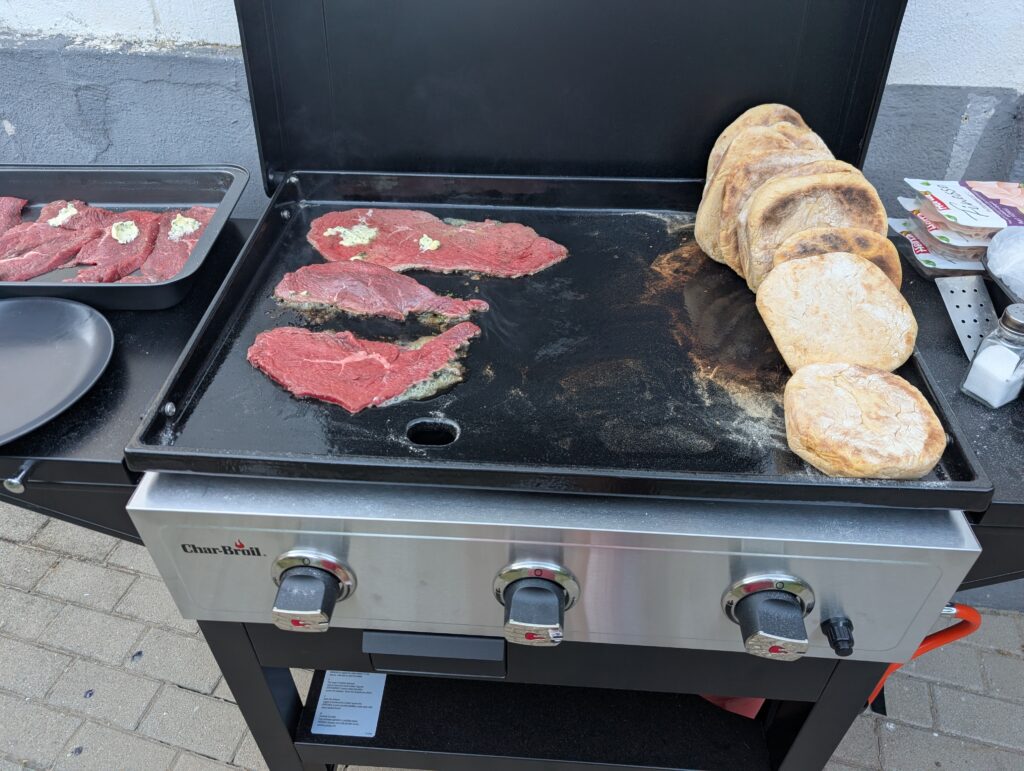Char-Broil Griddle 3400 Gasgrill am Grillen (2)