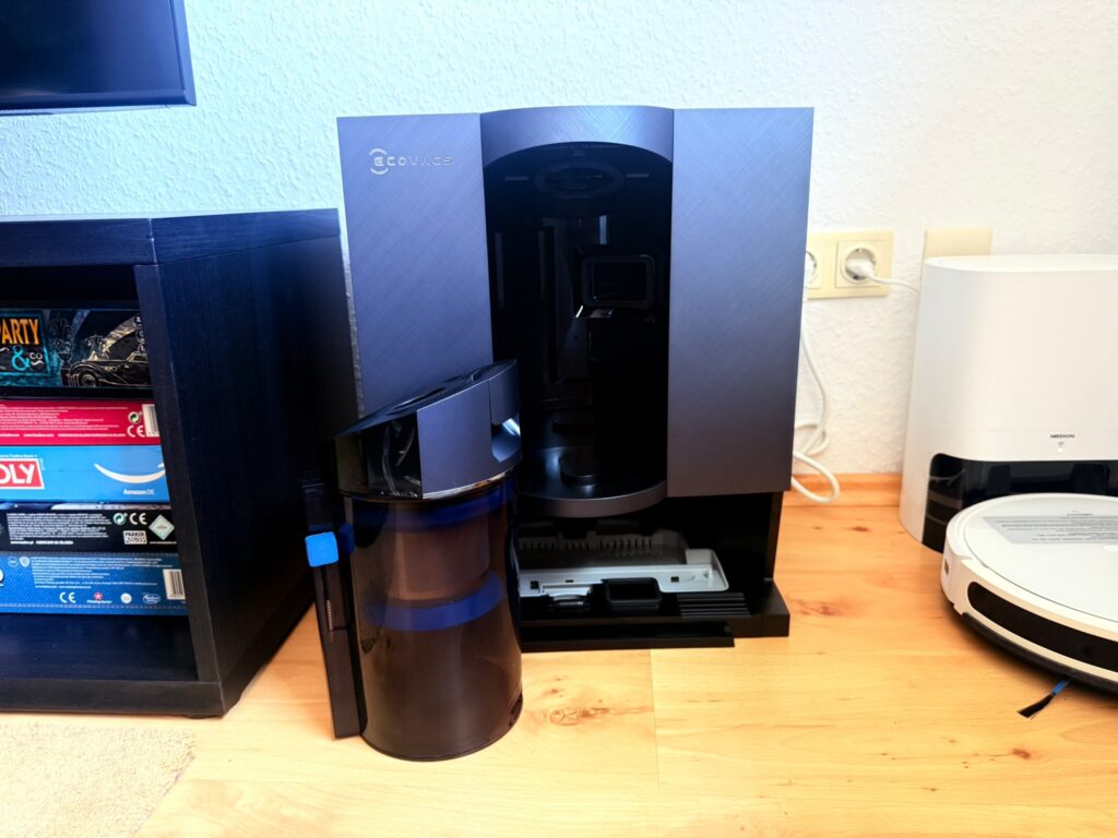 Ecovacs Deebot X12 OmniCyclone Saug-Wisch-Roboter Station von vorne