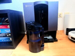 Ecovacs Deebot X12 OmniCyclone Saug-Wisch-Roboter Station von vorne mit Behälter
