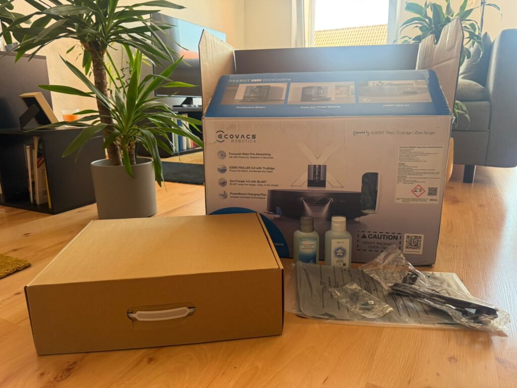 Ecovacs Deebot X12 OmniCyclone Saug-Wisch-Roboter Verpackung mit Zubehör