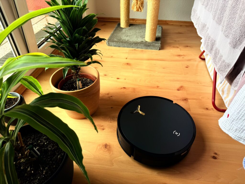Ecovacs Deebot X12 OmniCyclone Saug-Wisch-Roboter im Einsatz