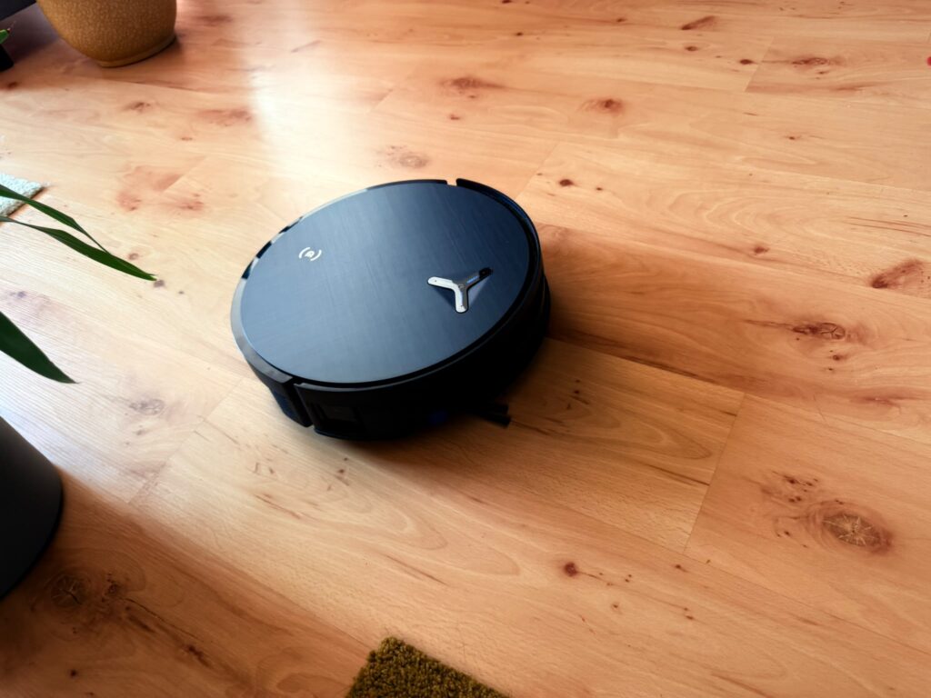 Ecovacs Deebot X12 OmniCyclone Saug-Wisch-Roboter im Einsatz (4)