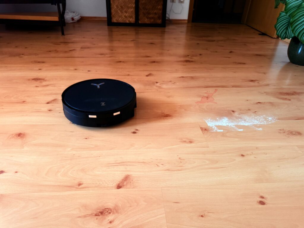 Ecovacs Deebot X12 OmniCyclone Saug-Wisch-Roboter im Einsatz (7)