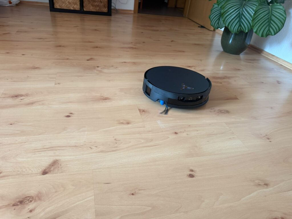 Ecovacs Deebot X12 OmniCyclone Saug-Wisch-Roboter im Einsatz (8)