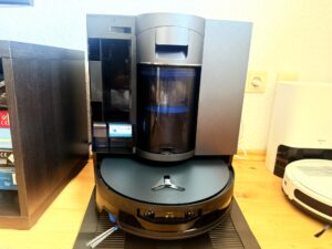 Ecovacs Deebot X12 OmniCyclone Saug-Wisch-Roboter in der Station v1