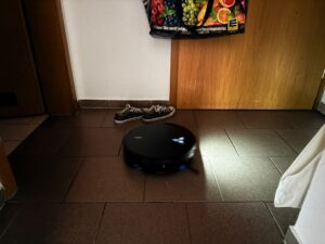 Ecovacs Deebot X12 OmniCyclone Saug-Wisch-Roboter mit aktivierten Licht