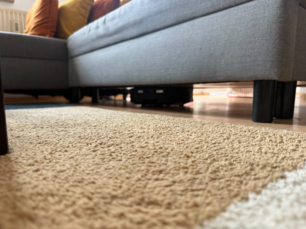 Ecovacs Deebot X12 OmniCyclone Saug-Wisch-Roboter unter der Couch
