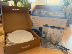 Ecovacs Deebot X12 OmniCyclone Saug-Wisch-Roboter verpackt im Karton