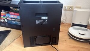 Ecovacs Deebot X12 OmniCyclone Saug-Wisch-Roboter. Station von hinten