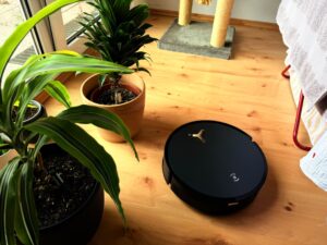 Ecovacs Deebot X12 OmniCyclone Staubsauger-Roboter im Einsatz (2)