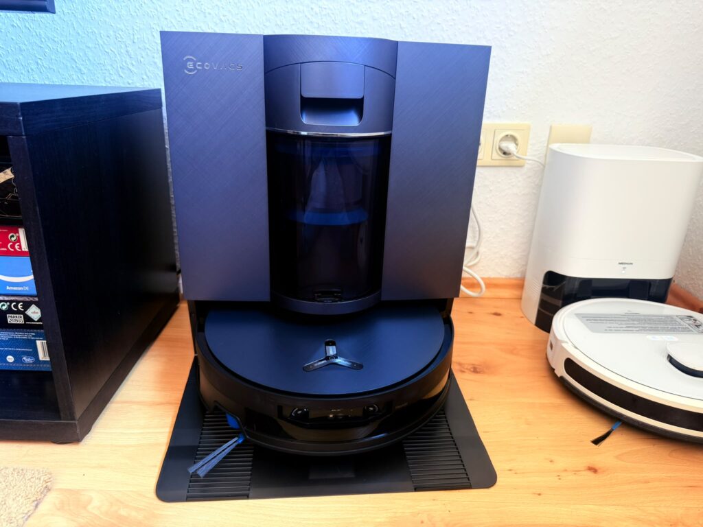 Ecovacs Deebot X12 OmniCyclone Staubsauger-Roboter in der Station