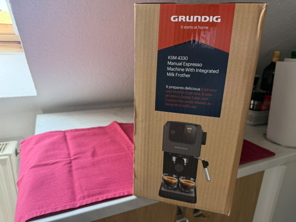 Grundig KSM 4330 Siebträgermaschine Karton von der Seite