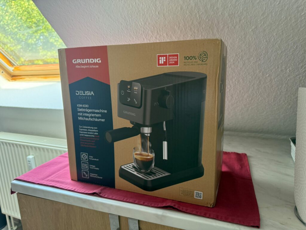 Grundig KSM 4330 Siebträgermaschine Karton von vorne