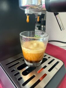Grundig KSM 4330 Siebträgermaschine bei der Espressoentnahme