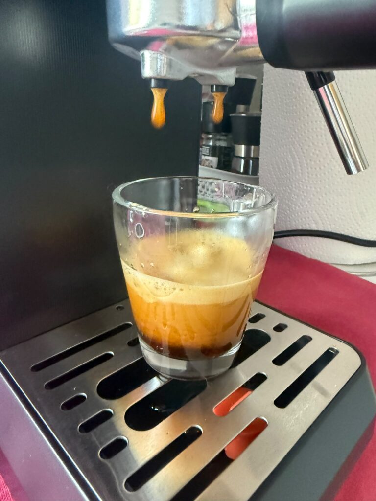 Grundig KSM 4330 Siebträgermaschine bei der Espressoentnahme