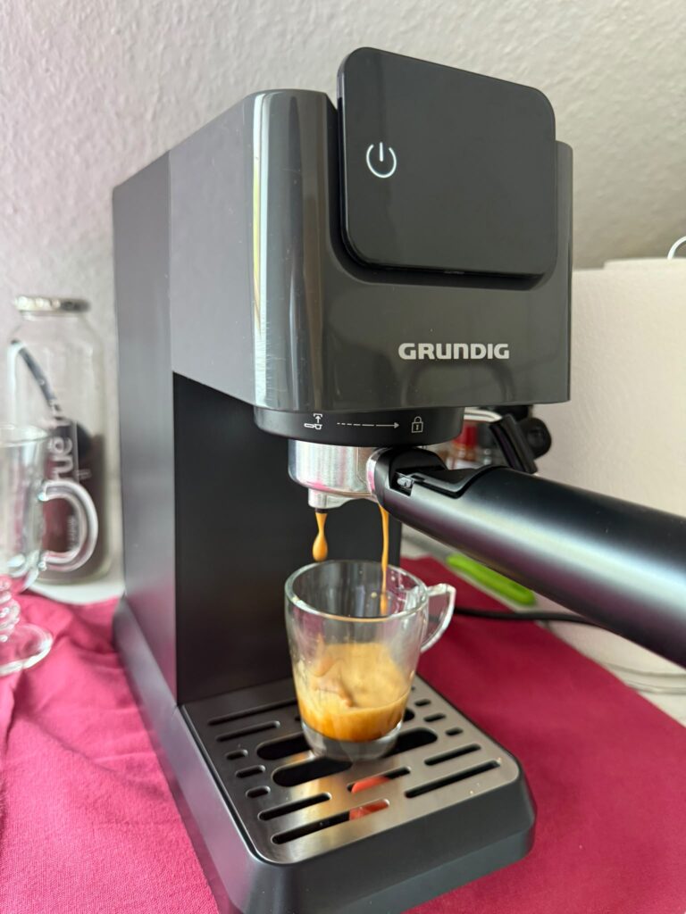 Grundig KSM 4330 Siebträgermaschine bei der Espressoentnahme fern