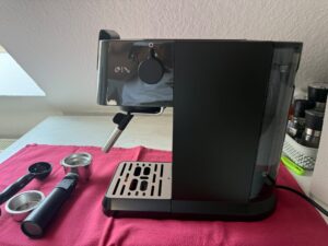 Grundig KSM 4330 Siebträgermaschine von der rechten Seite