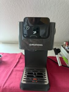 Grundig KSM 4330 Siebträgermaschine von vorne ausgeschaltet