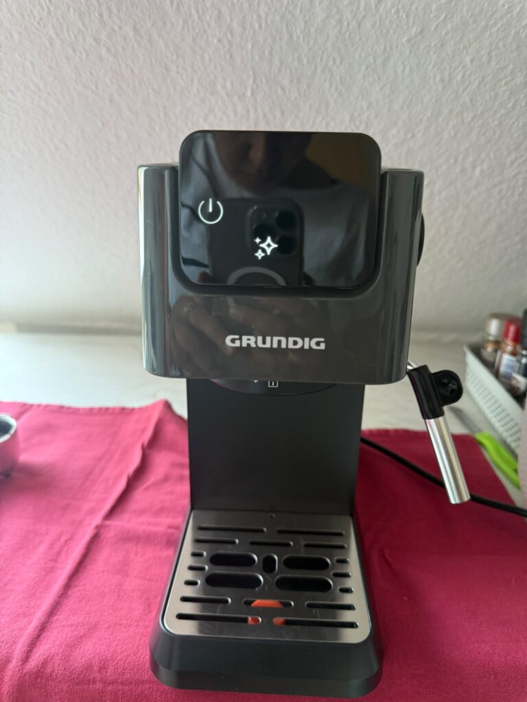 Grundig KSM 4330 Siebträgermaschine von vorne ausgeschaltet