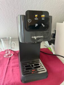 Grundig KSM 4330 Siebträgermaschine von vorne eingeschaltet