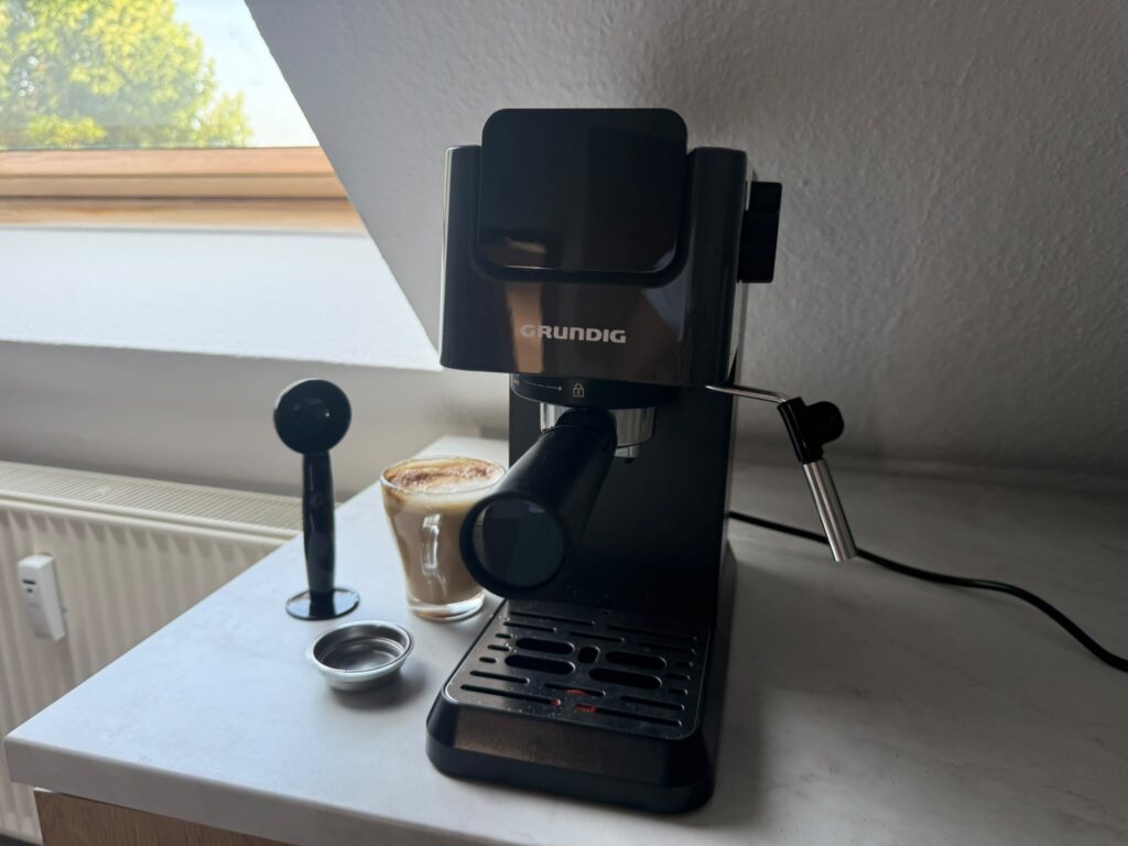Grundig KSM 4330 Siebträgermaschine von vorne mit Latte Macchiato