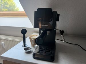 Grundig KSM 4330 Siebträgermaschine von vorne mit Latte Macchiato