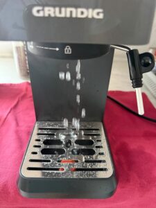 Grundig KSM 4330 Siebträgermaschine während des Spülens