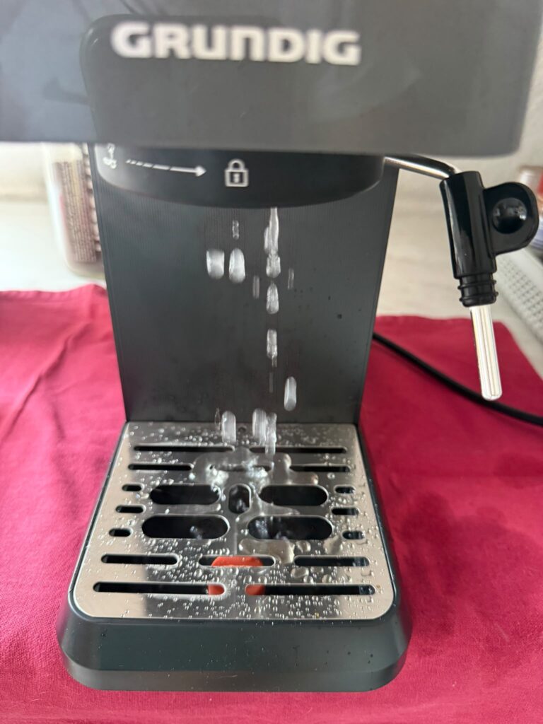 Grundig KSM 4330 Siebträgermaschine während des Spülens
