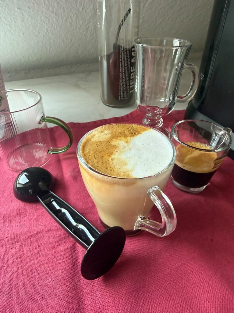 Latte Macchiato und Espresso aus der Grundig KSM 4330 Siebträgermaschine
