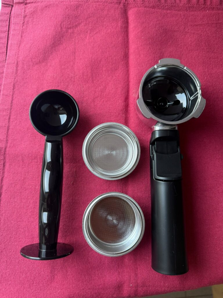 Siebe, Siebträger und Tamper der Grundig KSM 4330 Siebträgermaschine