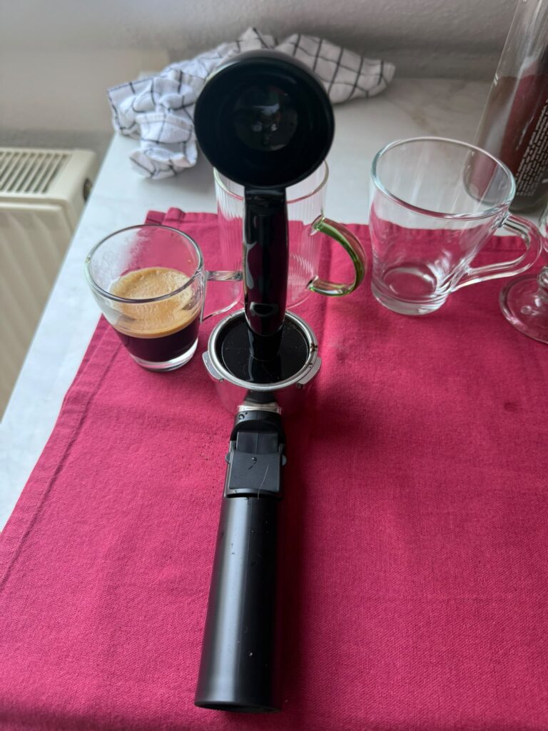 Siebträger der Grundig KSM 4330 Siebträgermaschine beim Tampern