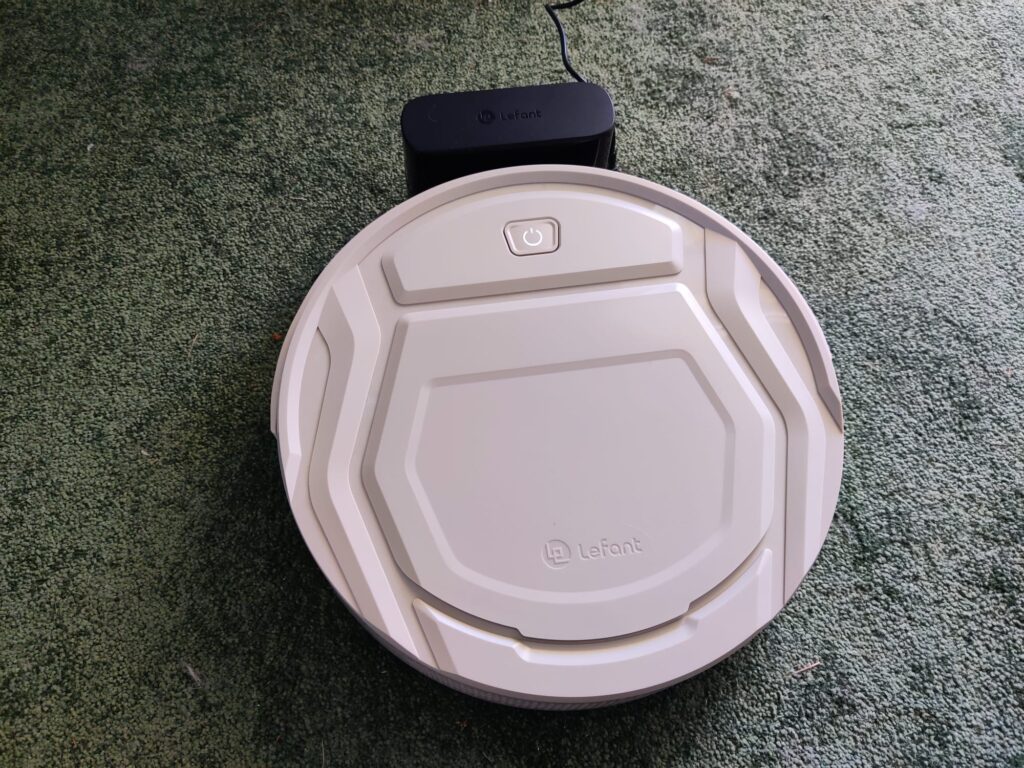 Lefant M210P Staubsauger-Roboter beim Aufladen