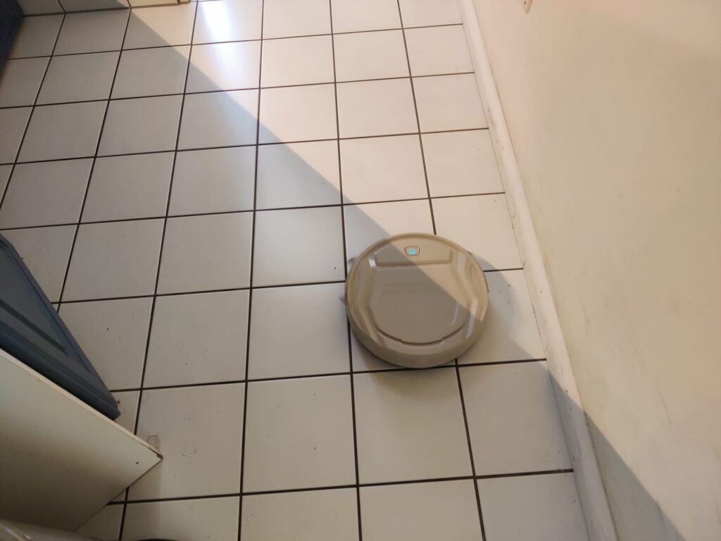 Lefant M210P Staubsauger-Roboter auf Fliesen