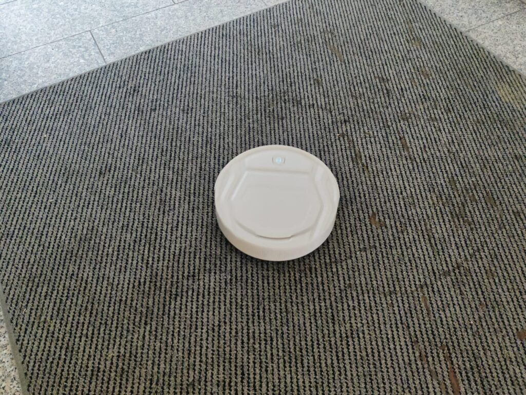 Lefant M210P Staubsauger-Roboter auf Teppich