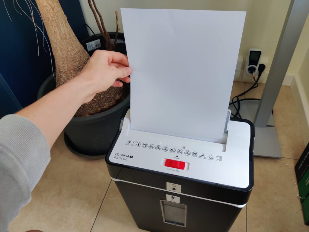 Olympia PS 54 CC Aktenvernichter Papier eingelegt